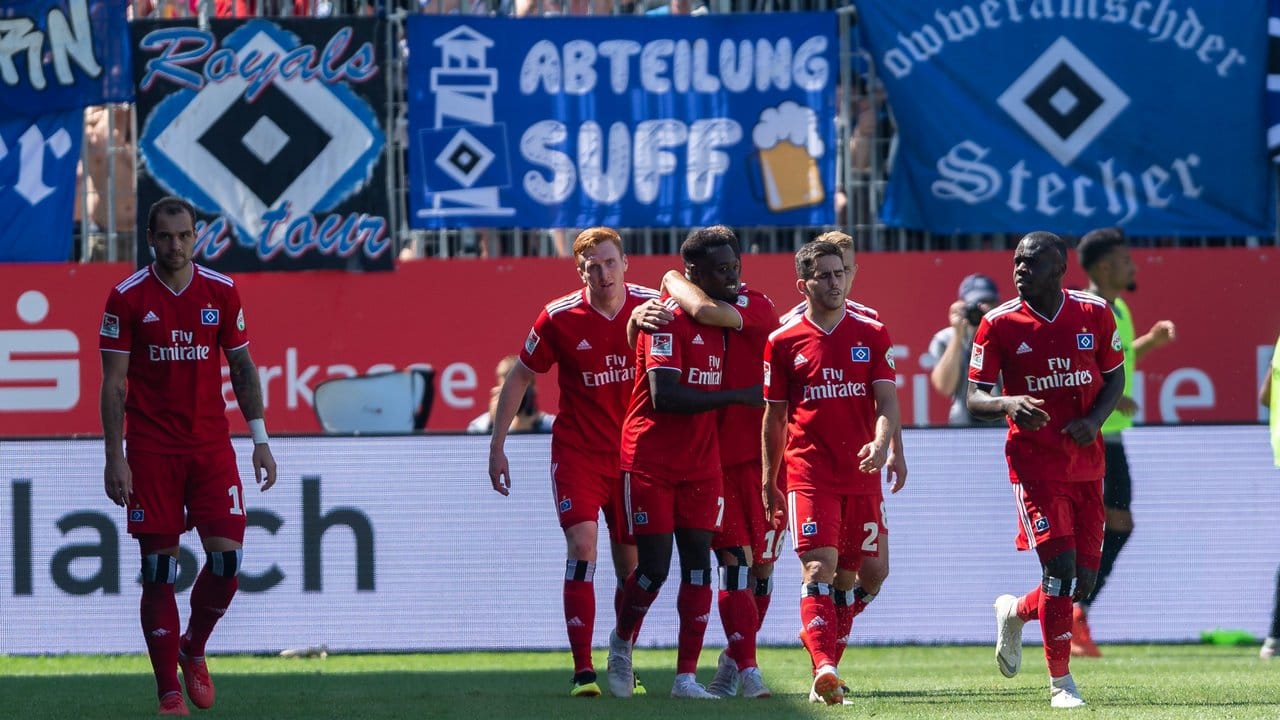 Die Spieler des Hamburger SV zeigen sich nach dem Sieg über den SV Sandhausen erleichtert.