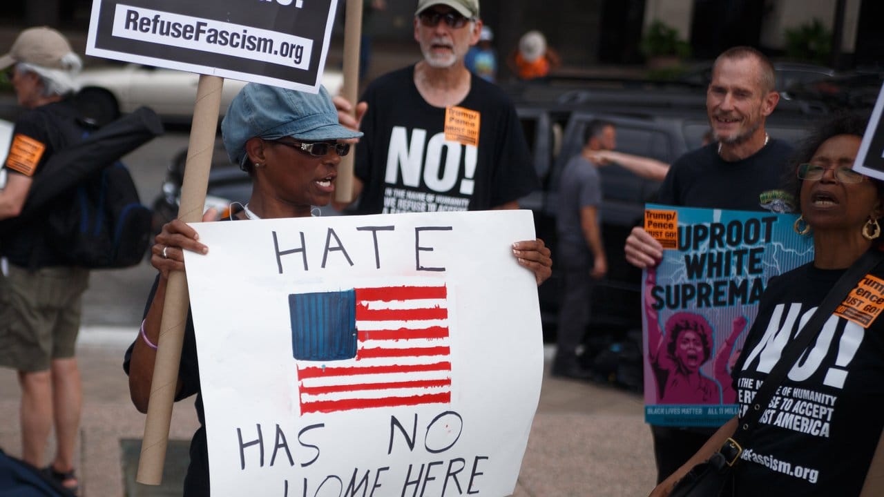 Demonstranten protestieren gegen einen rechten Aufmarsch am Jahrestag der tödlichen Proteste in Charlottesville. Demonstranten protestieren gegen einen rechten Aufmarsch am Jahrestag der tödlichen Proteste in Charlottesville.