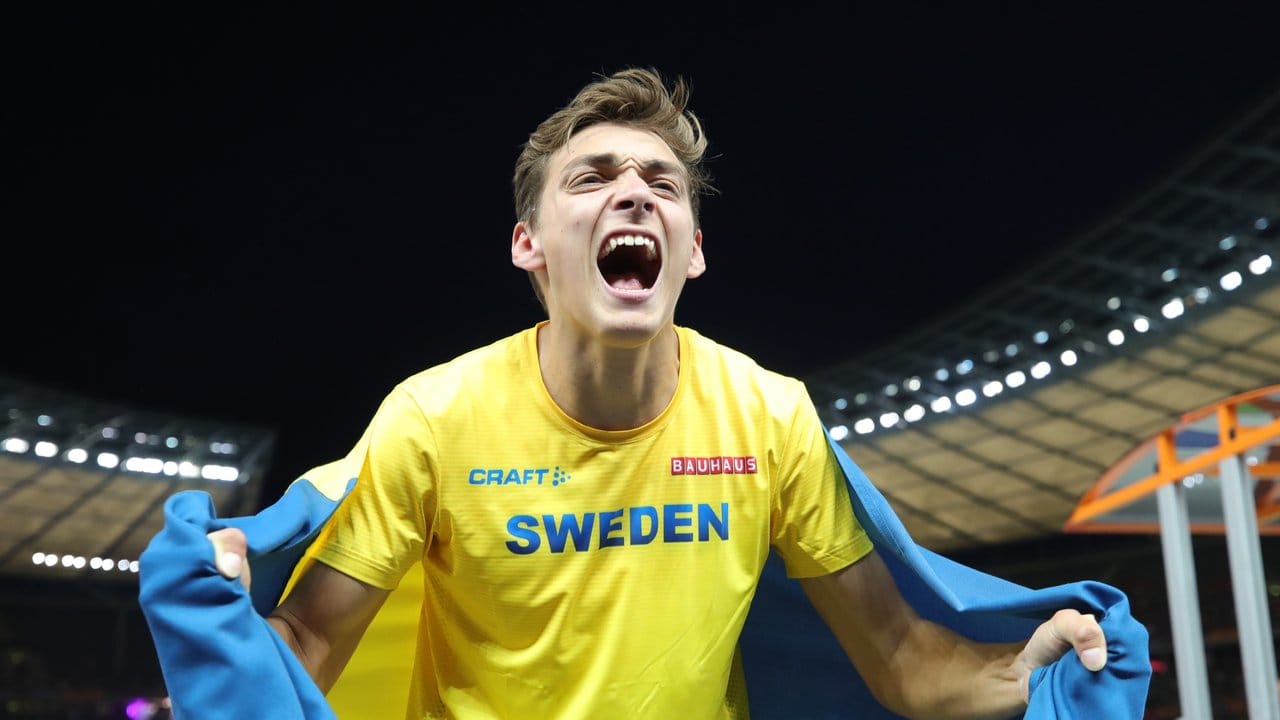 Der schwedische Goldmedaillengewinner im Stabhochsprung Armand Duplantis jubelt.