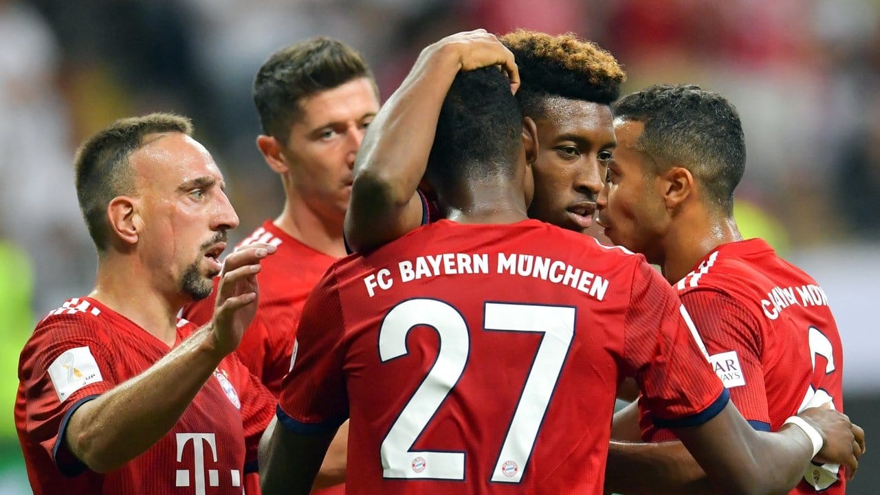 Die Bayern-Spieler jubeln über ihren Sieg gegen DFB-Pokalsieger Eintracht Frankfurt.