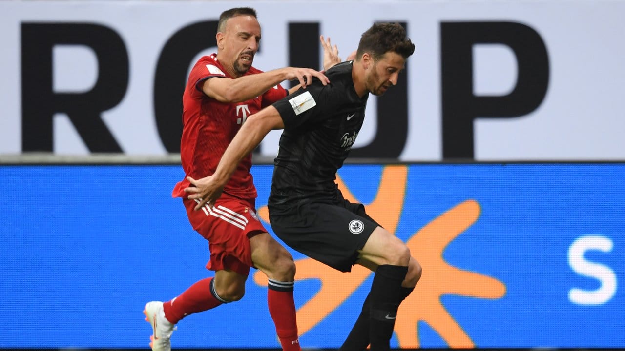 Frankfurts Abwehrchef David Abraham (r) behauptet den Ball gegen Bayerns Franck Ribery.