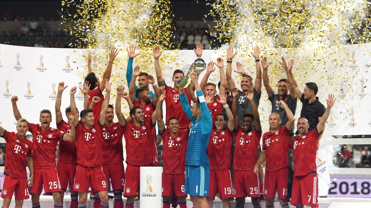 Bayerns Spieler um Torhüter Manuel Neuer feiern den Gewinn des Supercups.