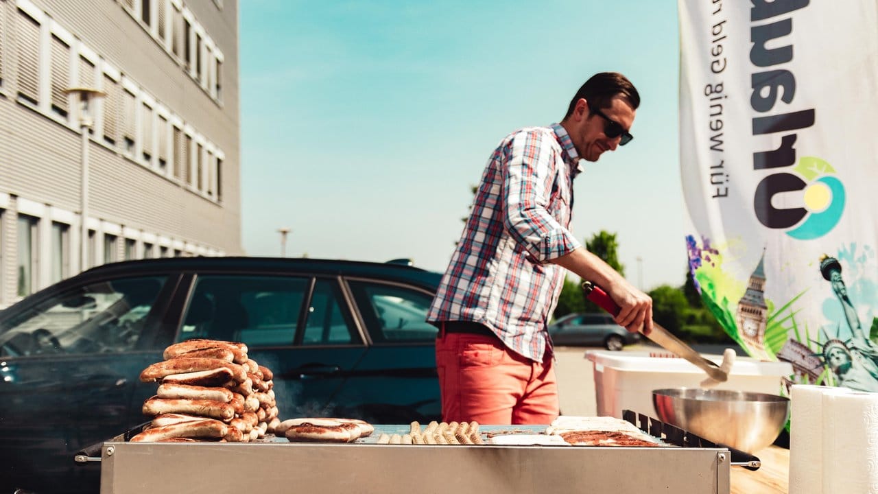 Für seine Kollegen stellt er sich auch mal an den Grill: Jerome Rienhoff kümmert sich als Feelgood-Manager darum, dass sich die Mitarbeiter bei der Firma UNIQ wohl fühlen. Für seine Kollegen stellt er sich auch mal an den Grill: Jerome Rienhoff kümmert sich als Feelgood-Manager darum, dass sich die Mitarbeiter bei der Firma UNIQ wohl fühlen.