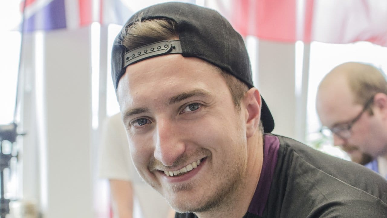 Regelmäßige Sportgruppen, Geburtstagstische, Tischtennis-Turniere, Feierabendbiere oder das Kennenlernprogramm für Neulinge: Jerome Rienhoff organisiert Events, die seine Kollegen zufriedener machen sollen. Regelmäßige Sportgruppen, Geburtstagstische, Tischtennis-Turniere, Feierabendbiere oder das Kennenlernprogramm für Neulinge: Jerome Rienhoff organisiert Events, die seine Kollegen zufriedener machen sollen.