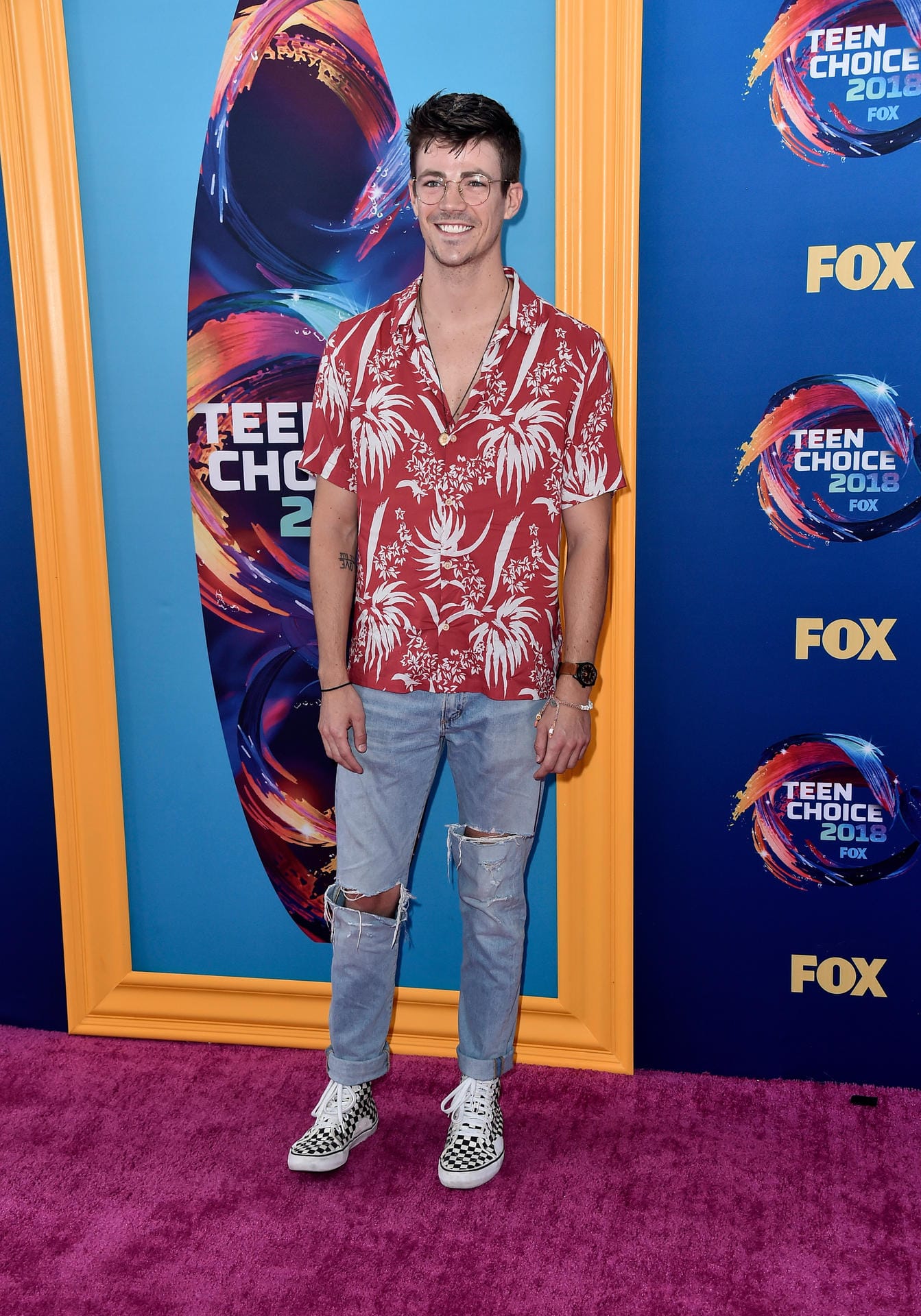 Grant Gustin: Der Star aus "Glee" und "The Flash" kombinierte zu seinem strahlenden Lachen ein Hawaiihemd und eine zerrissene Jeans.