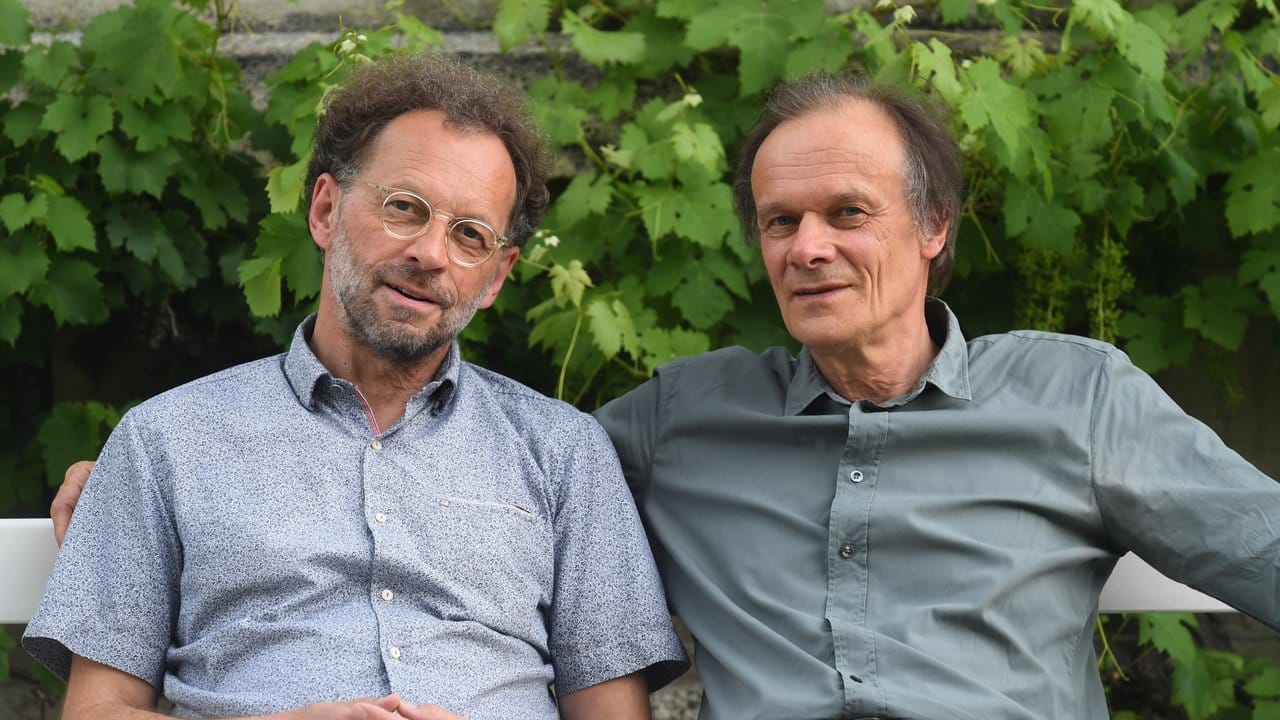 Kunstpädagoge Klaus Mecherlein (l) und Schauspieler Edgar Selge im Schlosspark Nymphenburg. Kunstpädagoge Klaus Mecherlein (l) und Schauspieler Edgar Selge im Schlosspark Nymphenburg.