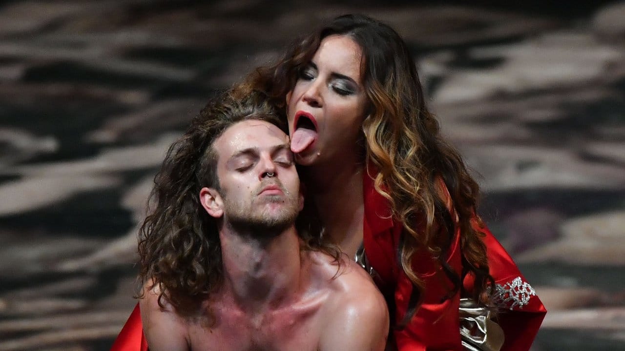 Sonya Yoncheva (Poppea, hinten) und ein Ensemblemitglied in Monteverdis "L'incoronazione di Poppea" in Salzburg. Sonya Yoncheva (Poppea, hinten) und ein Ensemblemitglied in Monteverdis "L'incoronazione di Poppea" in Salzburg.