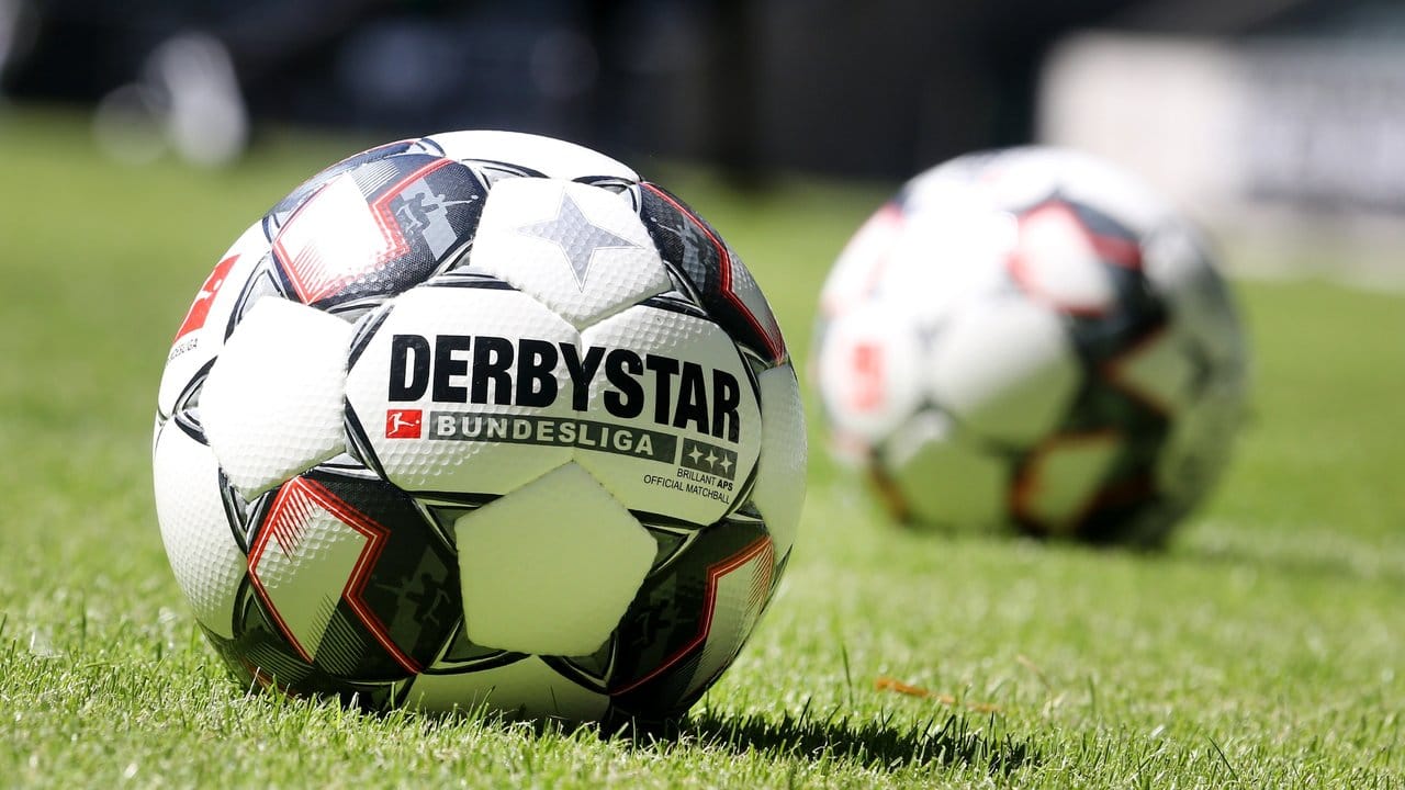 Die Firma Derbystar stellt künftig die Bälle für die Bundesliga und löst den Konzern Adidas ab.