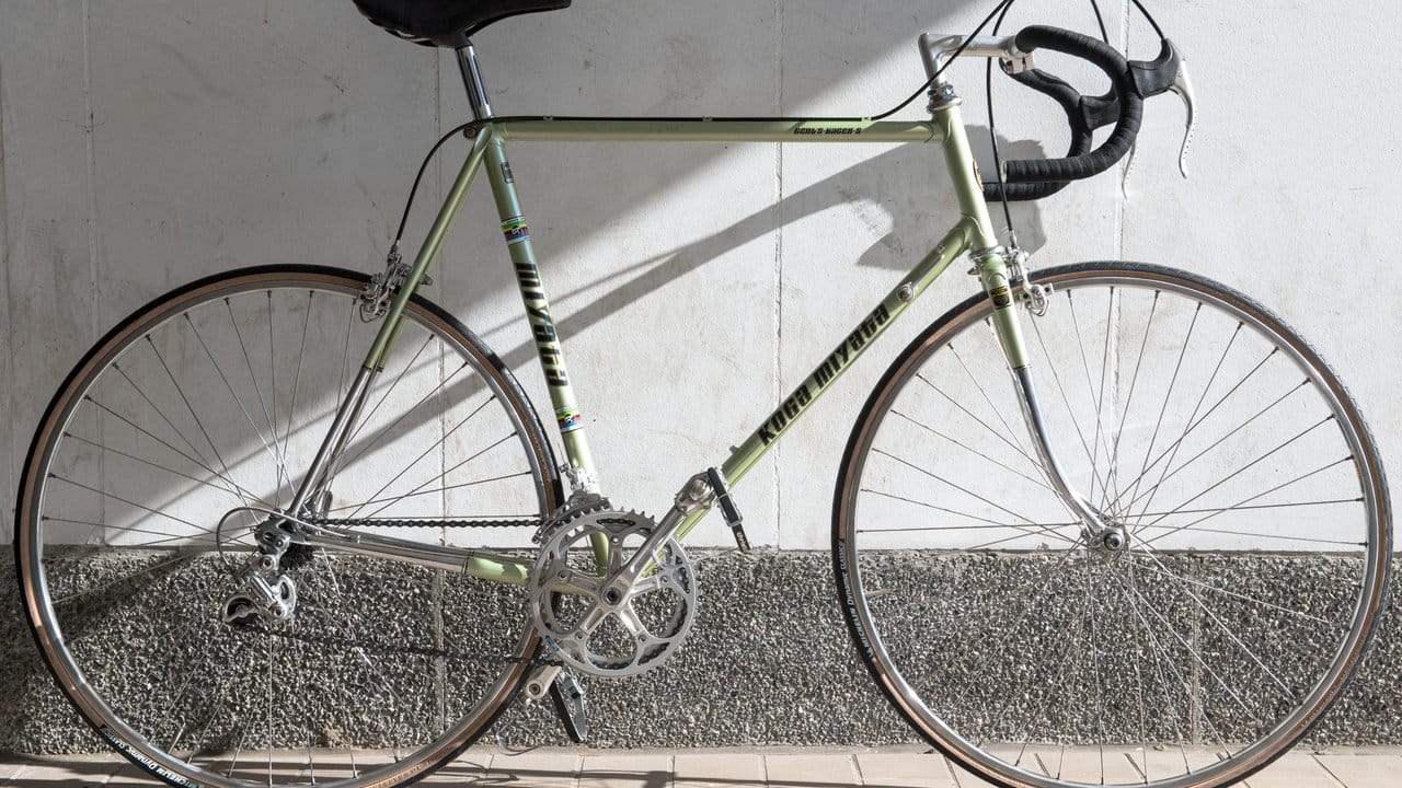 Reduzierter Rennlook: Für klassische Stahlrahmen in Trapezform mit filigranen Speichenrädern, wie hier beim Koga Miyata Gents-Racer-S, können sich viele Fahrradliebhaber begeistern.