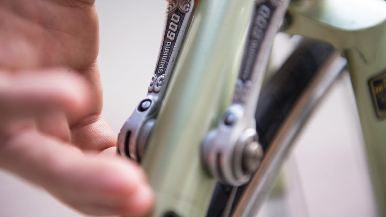 Runterbeugen und Hand anlegen: Die Schalthebel für die Gangwechsel sitzen bei klassischen Rennrädern noch am Oberrohr.