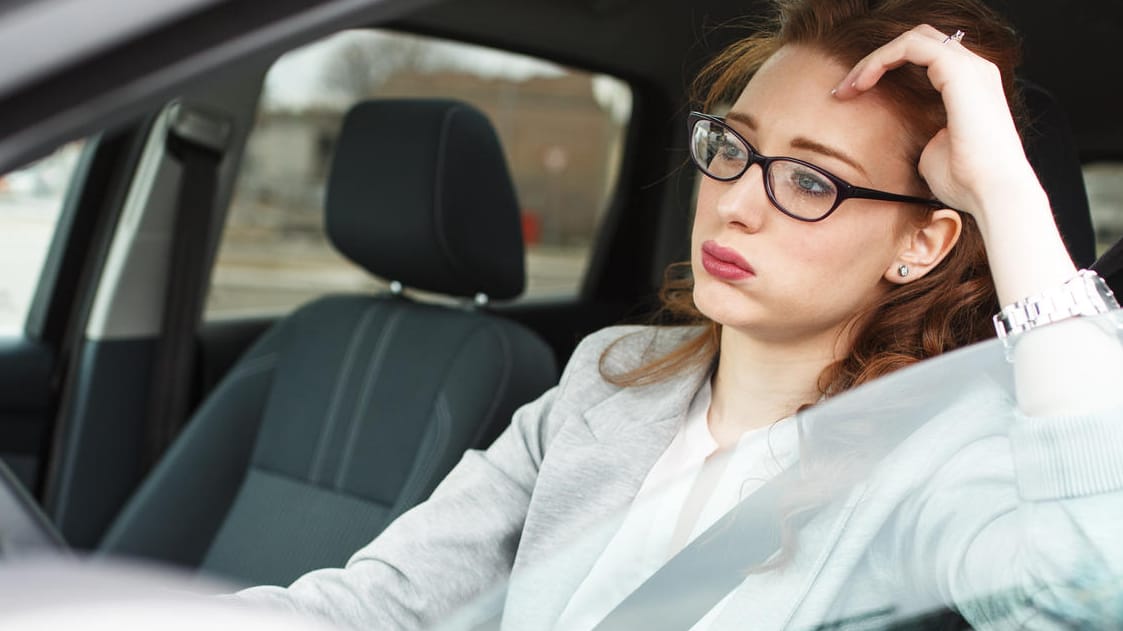 Verzweifelte Autofahrerin im Stau: Auch wer dringend zur Toilette muss, darf die Autobahn nicht betreten. (Symbolbild)