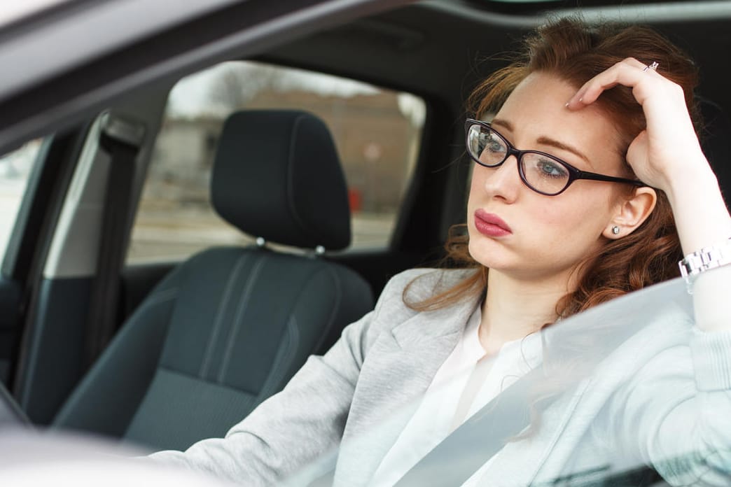 Verzweifelte Autofahrerin im Stau: Auch wer dringend zur Toilette muss, darf die Autobahn nicht betreten. (Symbolbild)