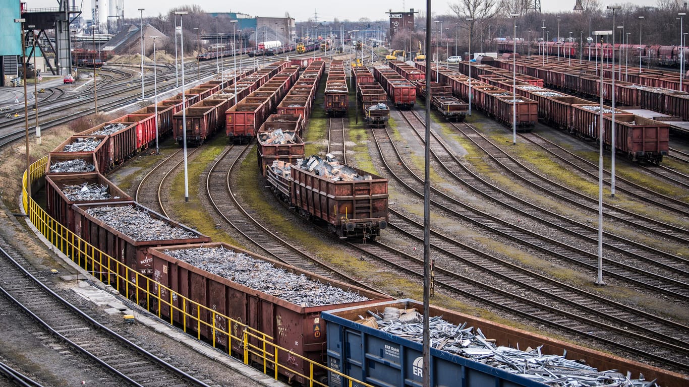Güterzüge vor dem Hüttenwerk Krupp Mannesmann in Duisburg: Die deutsche Wirtschaft ist im zweiten Quartal stärker gewachsen als im ersten.