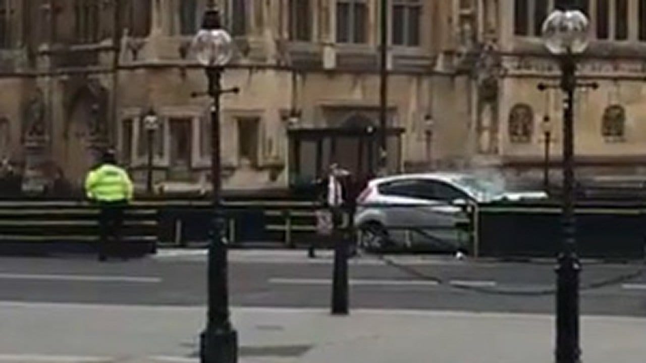 Vor dem Parlament in London ist eine Auto in eine Sicherheitsabsperrung gefahren. Vor dem Parlament in London ist eine Auto in eine Sicherheitsabsperrung gefahren.