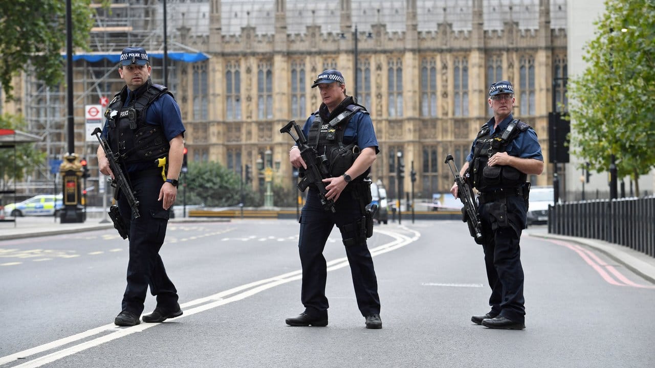 Polizisten patrouillieren im Londoner Bezirk Westminster. Polizisten patrouillieren im Londoner Bezirk Westminster.