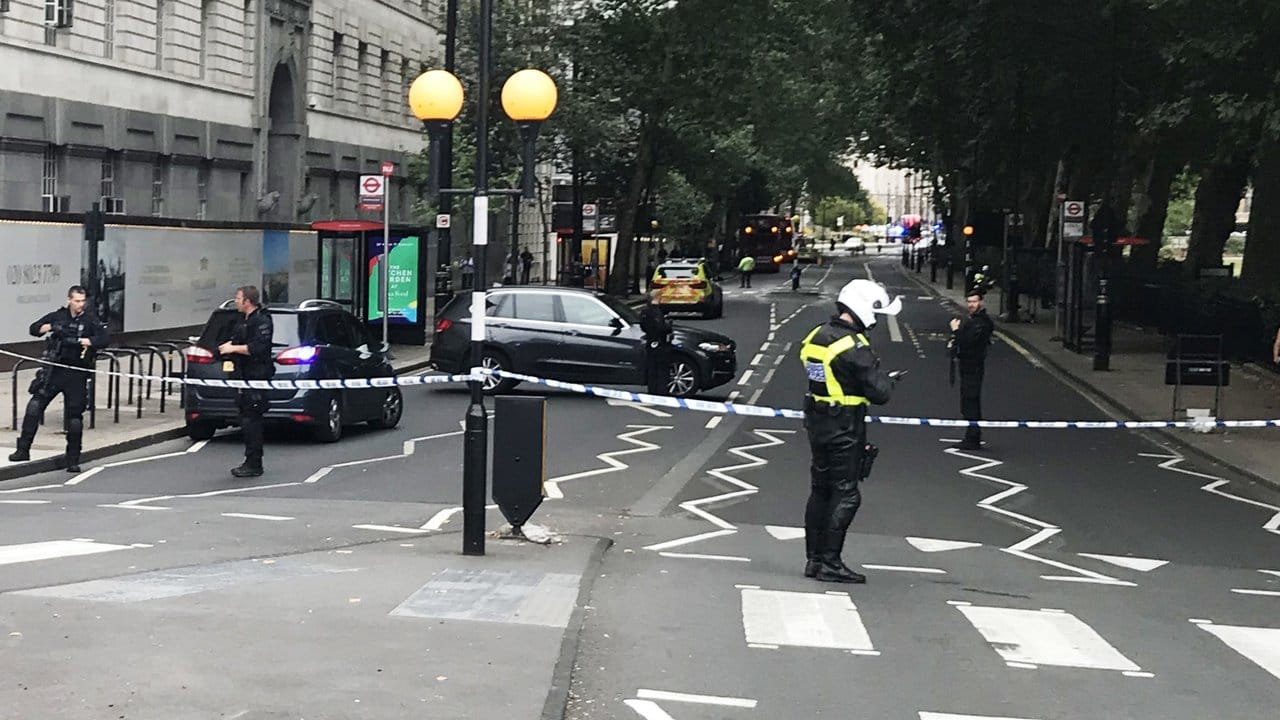 Polizisten sichern den Unglücksort vor dem Londoner Parlament. Polizisten sichern den Unglücksort vor dem Londoner Parlament.