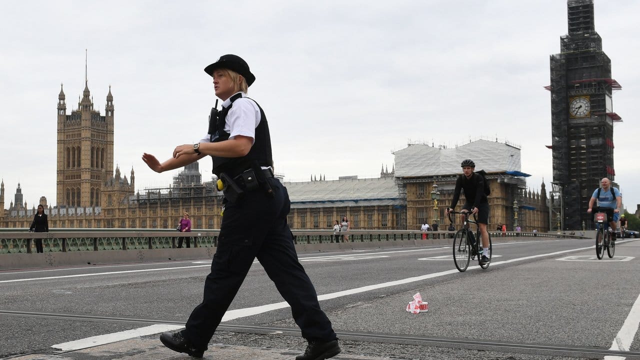 Eine Polizistin sichert die Westminster Bridge. Eine Polizistin sichert die Westminster Bridge.