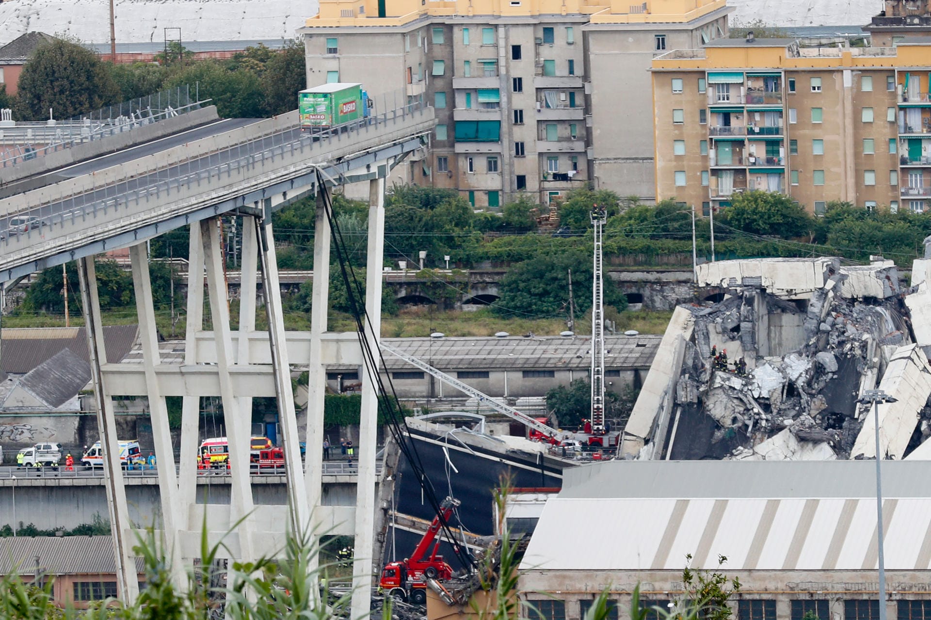 Ein Abschnitt der Autobahnbrücke stürzte nicht ein: Ein LKW konnte dem Unglück nur knapp entkommen.