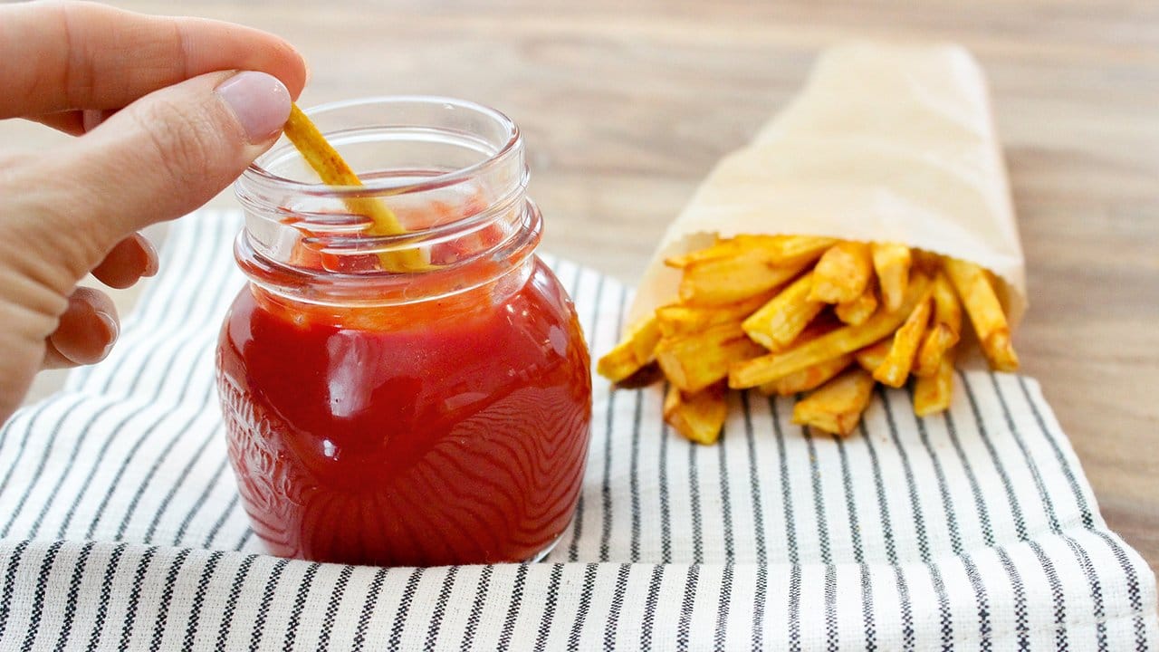 Ein bisschen süß darf Ketchup schmecken: Vanessa von Hilchen verwendet dafür Ahornsirup statt weißen Zucker.