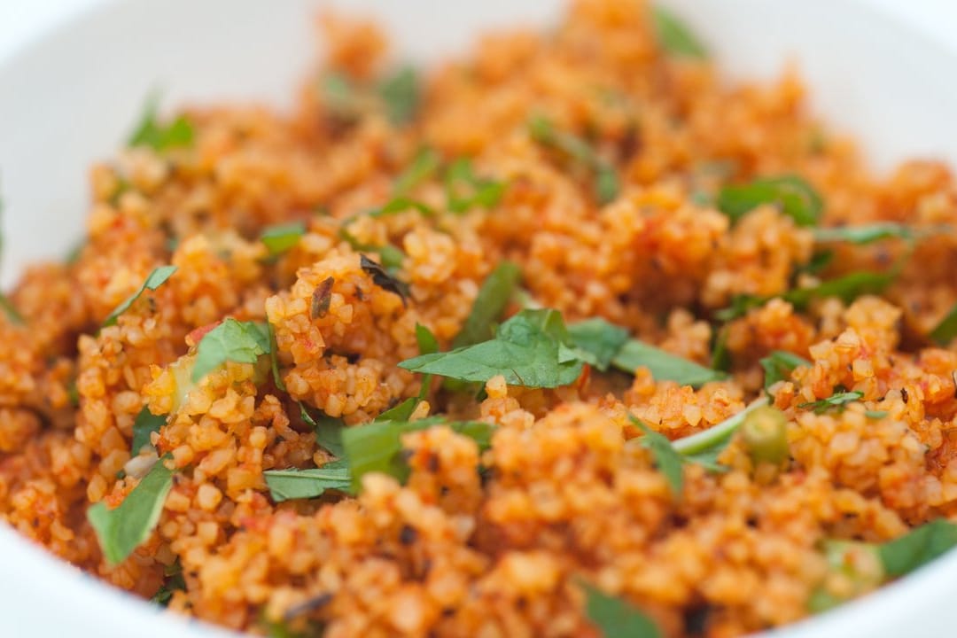 Ein Couscous-Salat ist eine perfekte Basis und kann mit allem ergänzt werden, was Kinder gerne mögen.