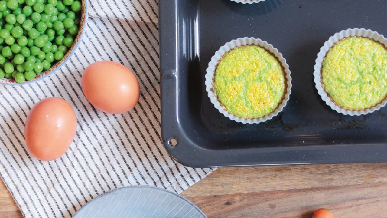 Bunte Eierküchlein mit Erbsen und Möhren kann man gut zum Frühstück essen.