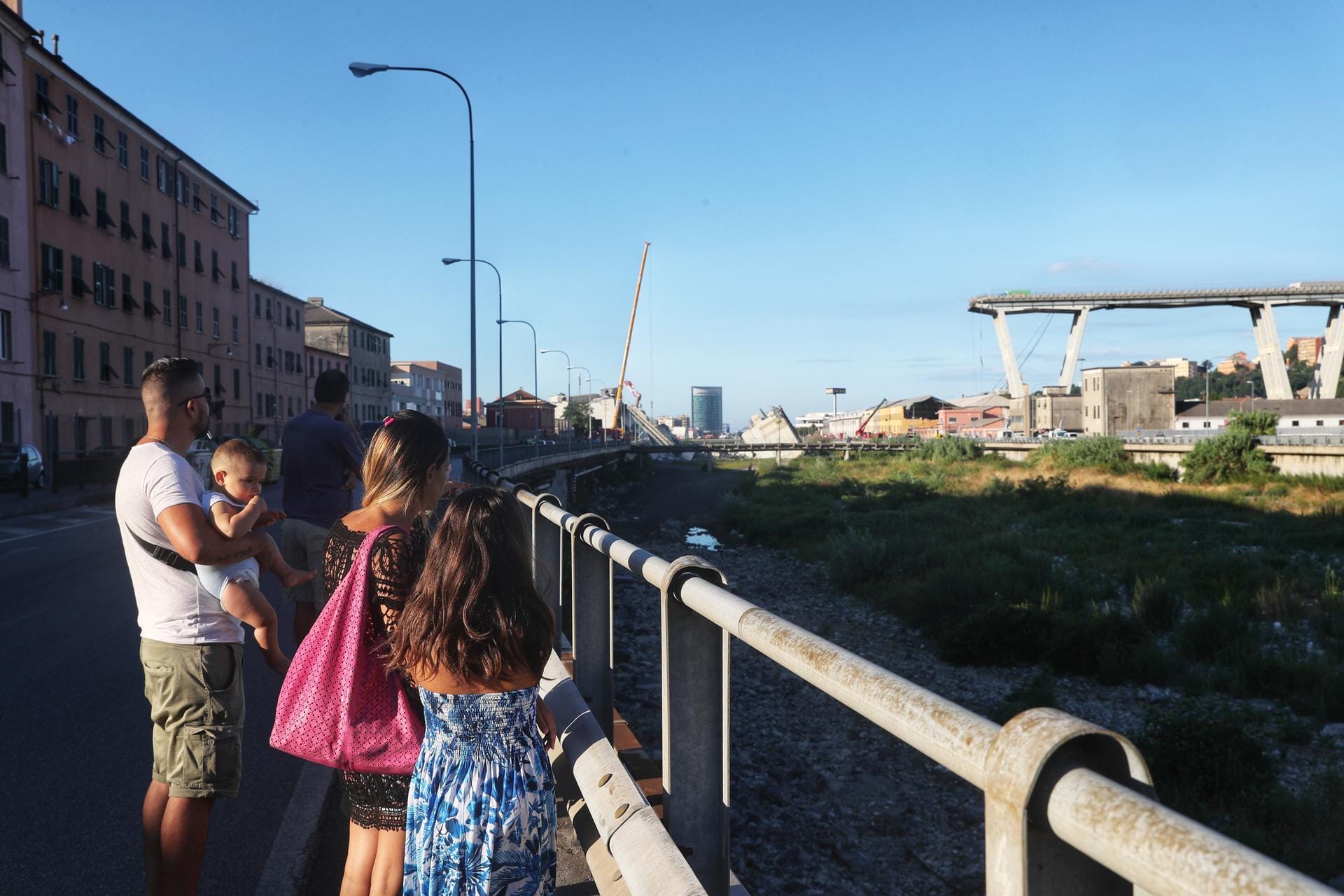 Schock und Trauer: Passanten blicken auf die eingestürzte Autobahnbrücke Morandi.
