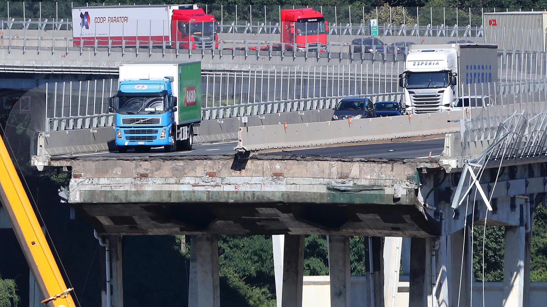 In den Abgrund geblickt: Der Lastwagenfahrer Luigi brachte seinen Lkw gerade noch rechtzeitig zum Stehen.