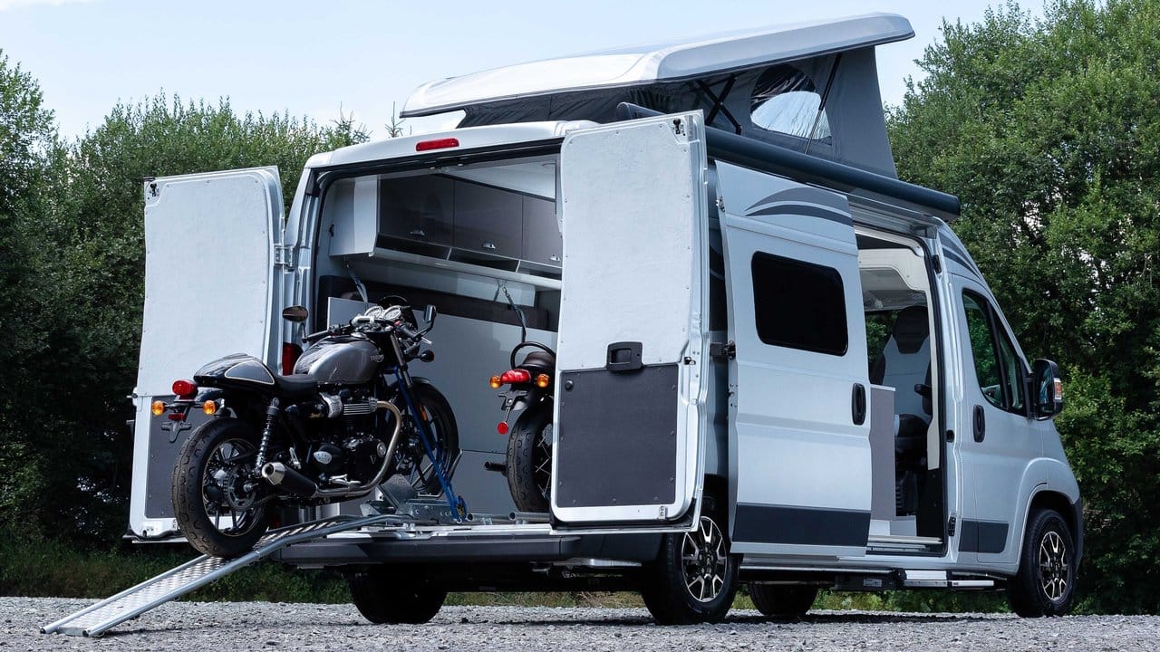 Maschinenhalle auf Rädern: Bis zu zwei Motorräder kann der flexible Campingtransporter Citroën Jumper Biker Solution mitnehmen.