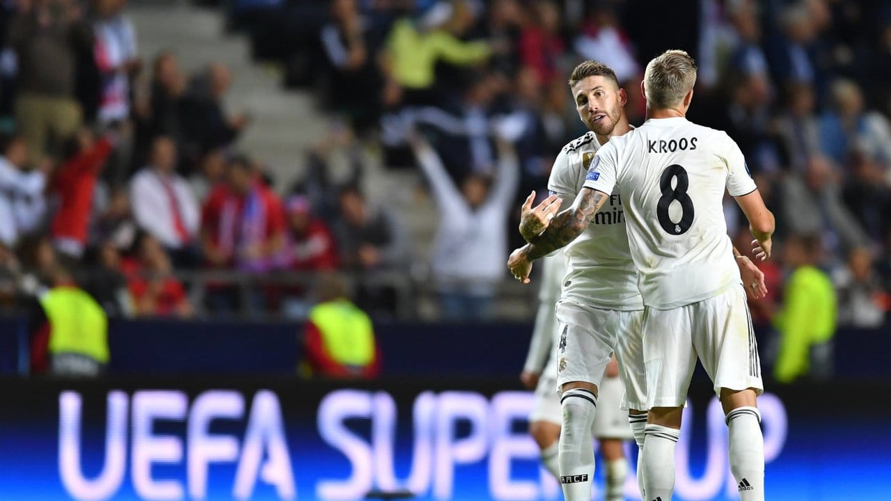 Real-Kapitän Sergio Ramos (l) feiert nach seinem Elfmetertor mit Toni Kroos.