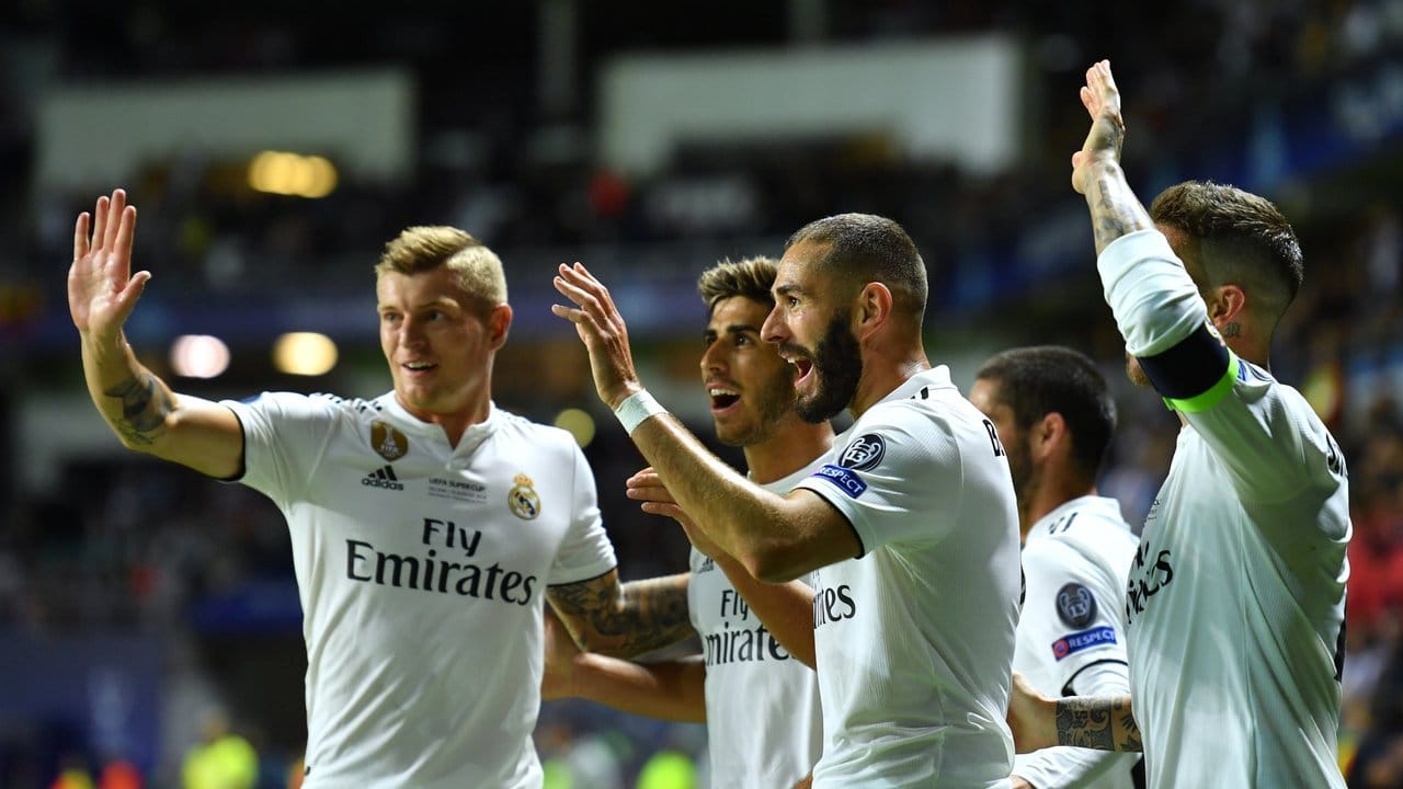 Die Real-Spieler um Toni Kroos feiern den Ausgleich von Karim Benzema (3.