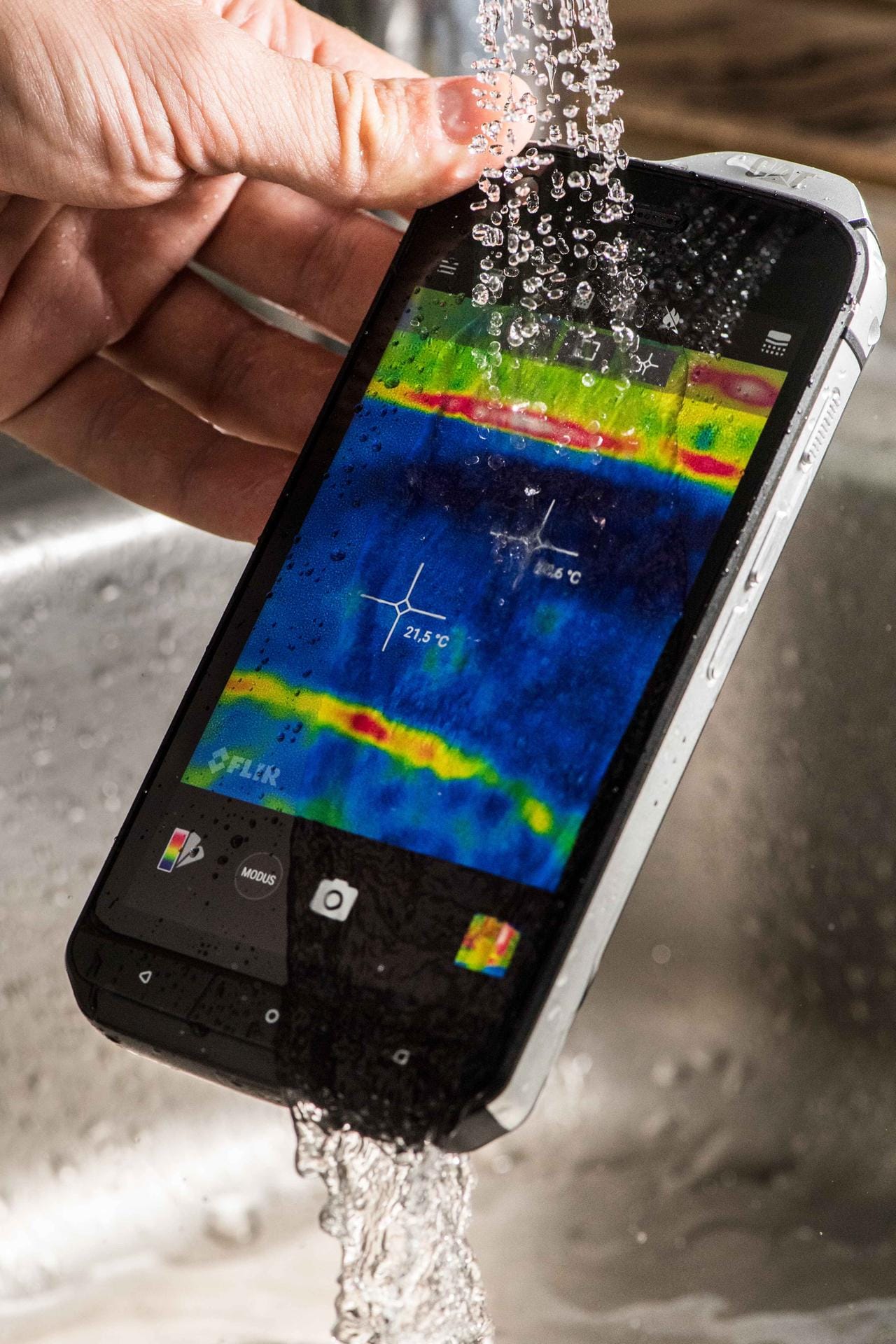 Outdoor- oder Rugged-Smartphones wie das Cat S61 sind auch gegen eindringendes Wasser geschützt und lassen sich abspülen.
