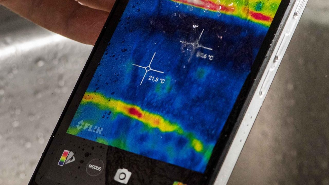 Outdoor- oder Rugged-Smartphones wie das Cat S61 sind auch gegen eindringendes Wasser geschützt und lassen sich abspülen.