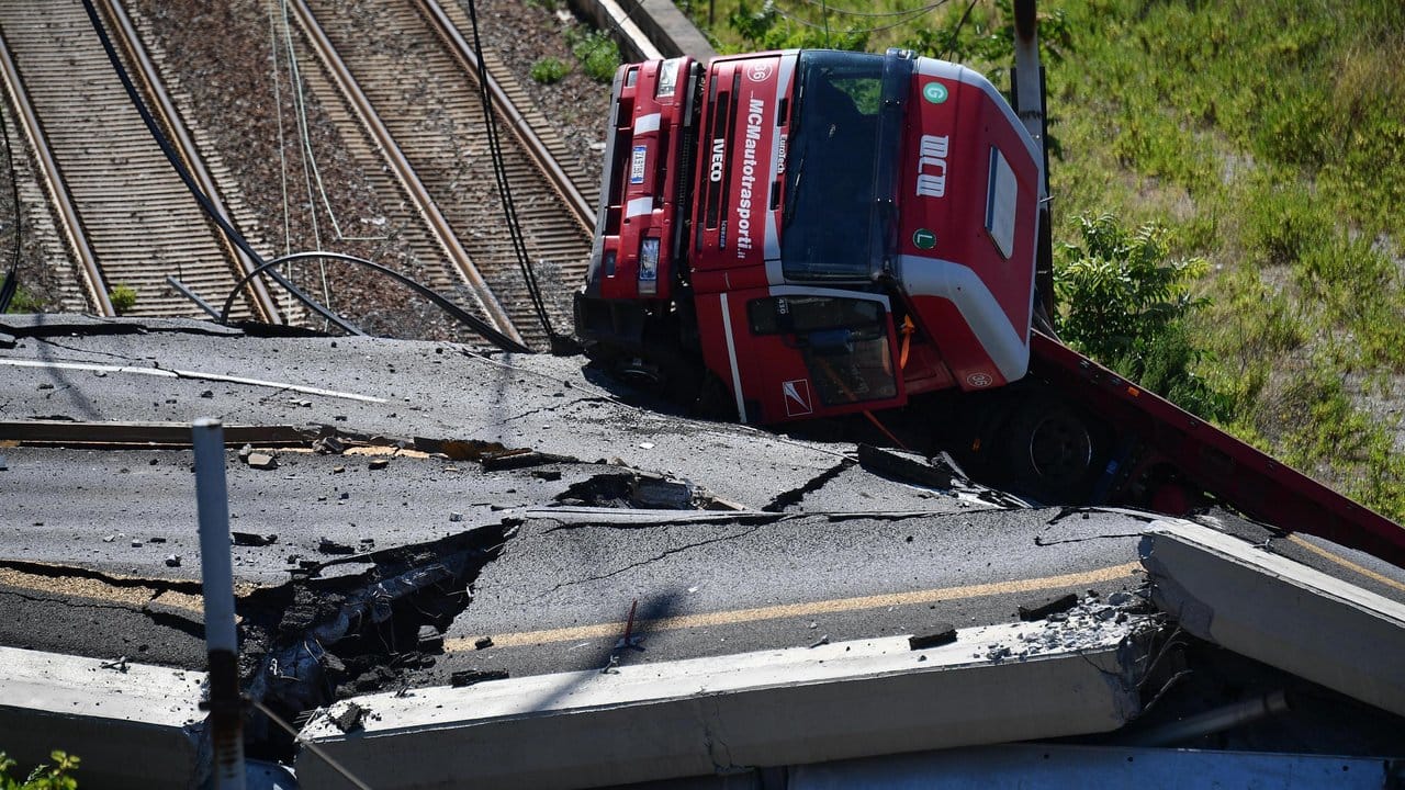 Ein Lastwagen liegt in den Trümmern des eingestürzten Polcevera-Viadukts.