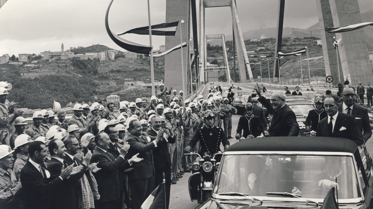 Giuseppe Saragat, damaliger Präsident von Italien, winkt bei der Eröffnung der Morandi-Autobahnbrücke ins Publikum.