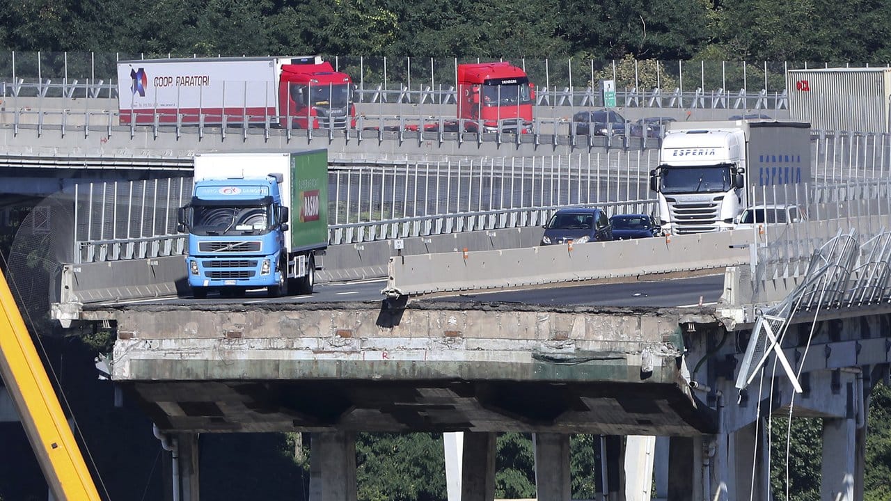 Der grün-blaue Lastwagen ist zum Symbol des verheerenden Einsturzes der Morandi-Brücke in Genua geworden.