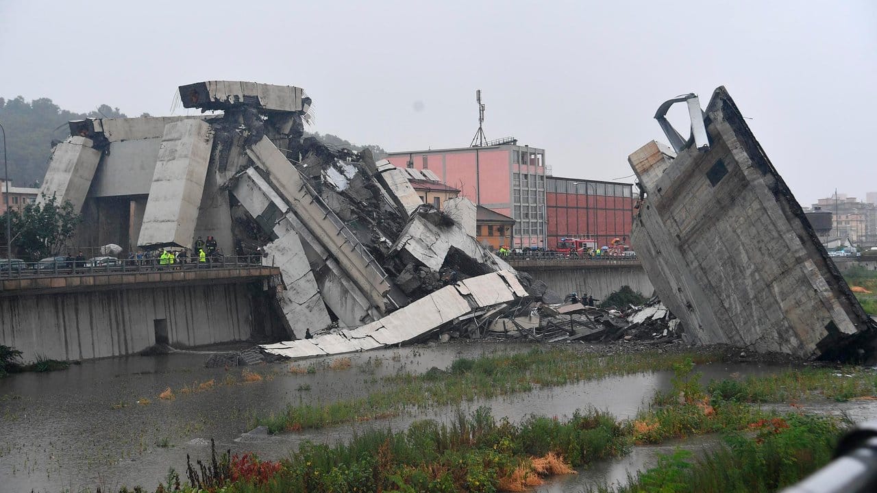Blick auf die Trümmer der eingestürzten Autobahnbrücke.