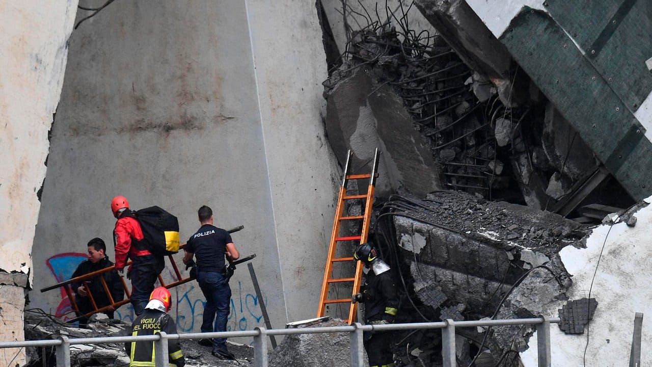 Rettungsarbeiten unter den Trümmern der eingestürzten Morandi-Autobahnbrücke.