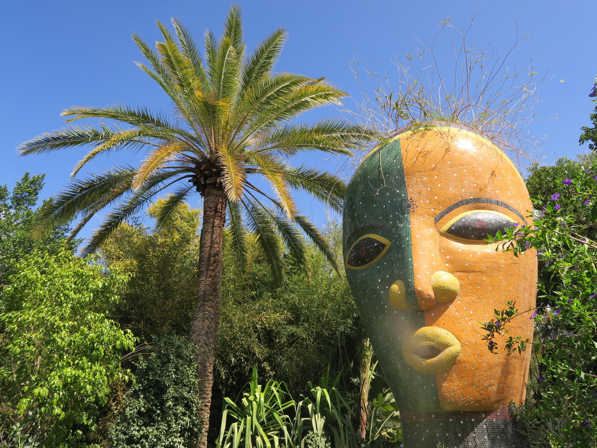 Den Anima-Garten von André Heller verzieren verschiedene Kunstwerke, die sich gut mit den Pflanzen ergänzen. Dieser überdimensionale Kopf spuckt Nebel.
