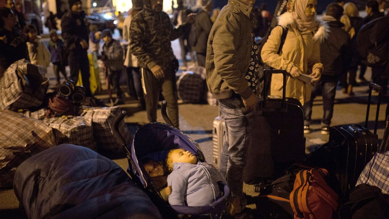 Nach der Flucht: Migranten kommen in Athen an.