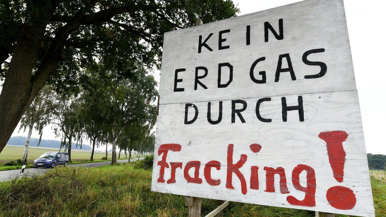 Protest an der Ortsgrenze von Dudensen in Niedersachsen: Die Nachbarn der Förderanlagen fürchten Schadstoffbelastungen durch Fracking.