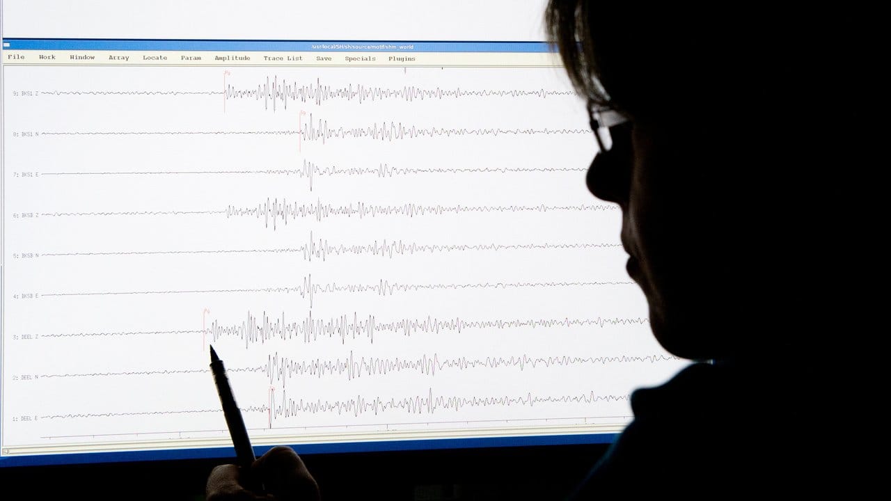 Im Erdbebenzentrum in Hannover werden die Erschütterungen eines kleinen Erdbebens bei Verden registriert.