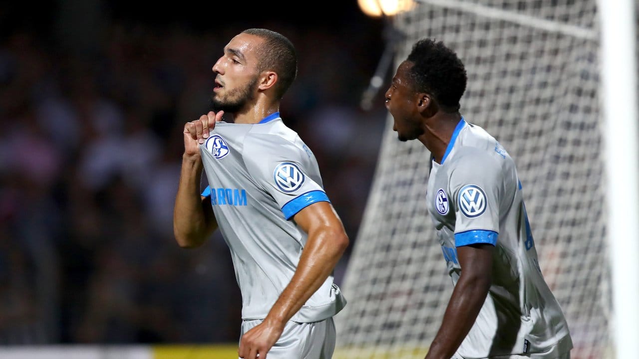 Schalkes Nabil Bentaleb (l) feiert sein Tor zum 1:0 in Schweinfurt. Schalkes Nabil Bentaleb (l) feiert sein Tor zum 1:0 in Schweinfurt.