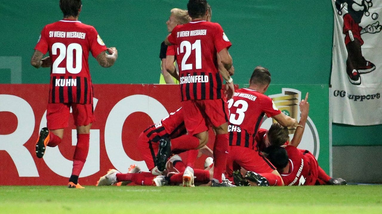 Die Wiesbadener Spieler freuen sich über das Weiterkommen gegen St. Die Wiesbadener Spieler freuen sich über das Weiterkommen gegen St.