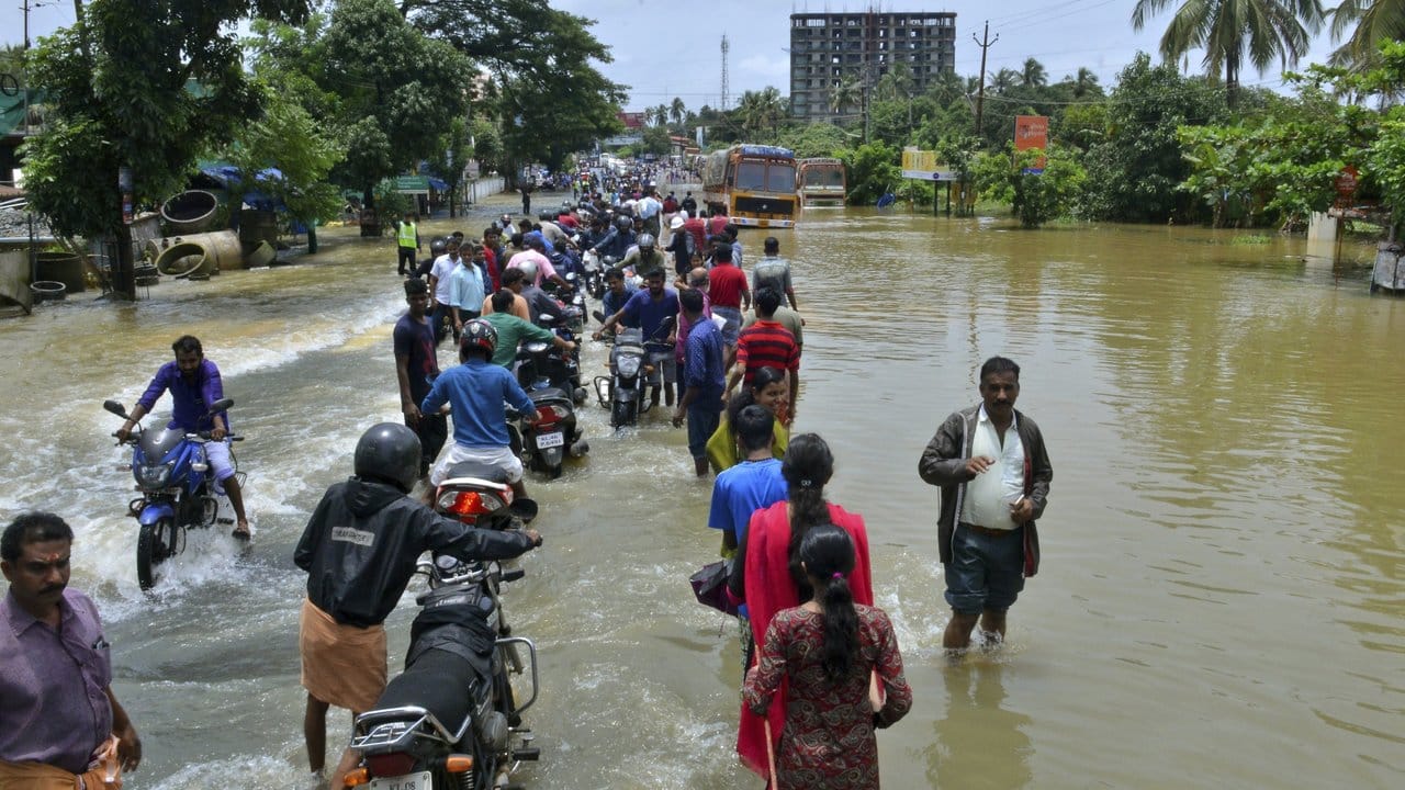 Eine überflutete Straße im südindischen Bundesstaat Kerala.
