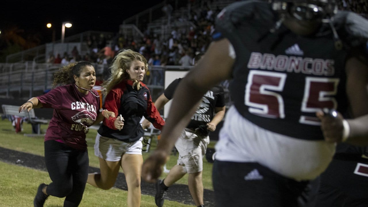 In Panik flüchteten viele Menschen aus dem Stadion der Palm Beach Central High School in Florida. In Panik flüchteten viele Menschen aus dem Stadion der Palm Beach Central High School in Florida.