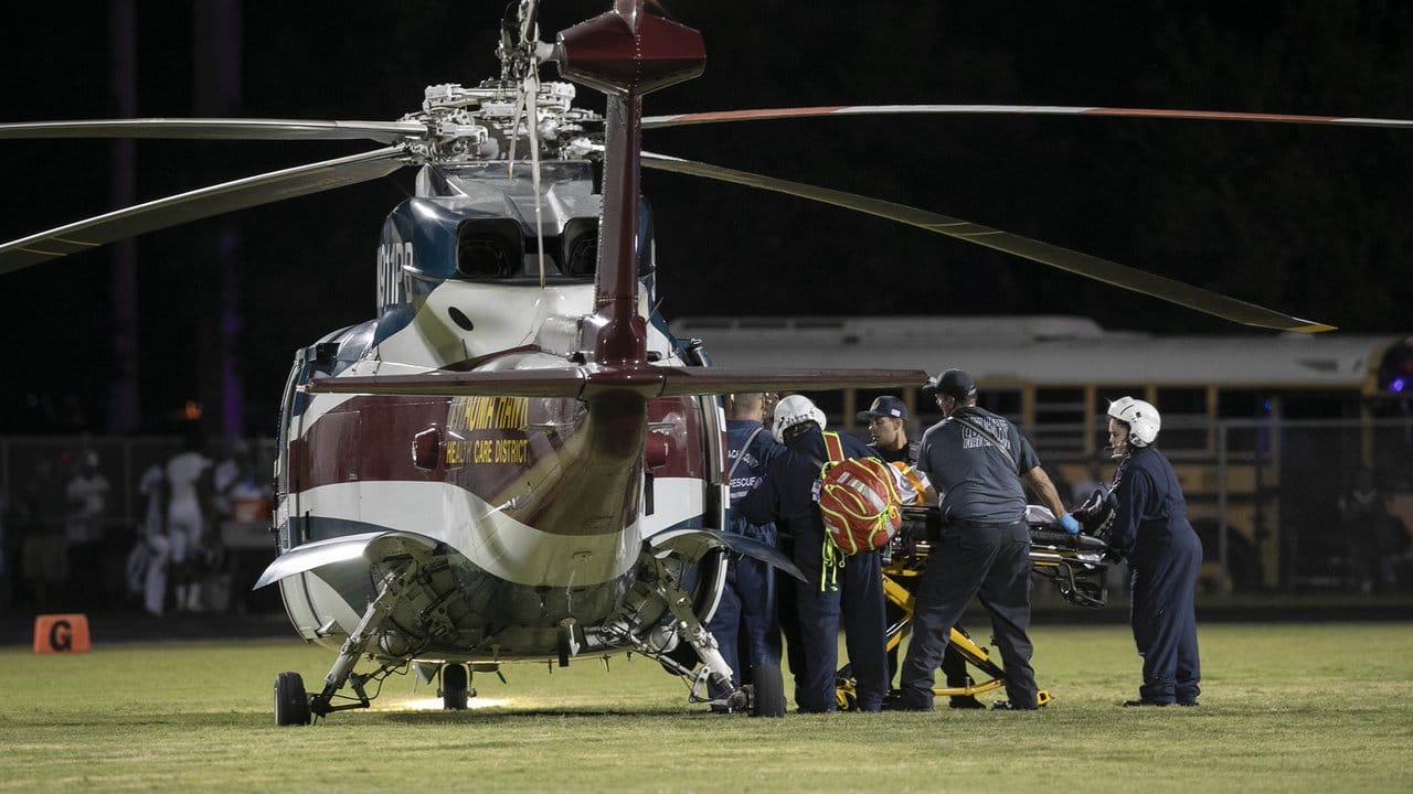 Nachdem bei einem Footballspiel in Florida Schüsse gefallen sind, transportieren Sanitäter eine verletzte Person zu einem Hubschrauber. Nachdem bei einem Footballspiel in Florida Schüsse gefallen sind, transportieren Sanitäter eine verletzte Person zu einem Hubschrauber.