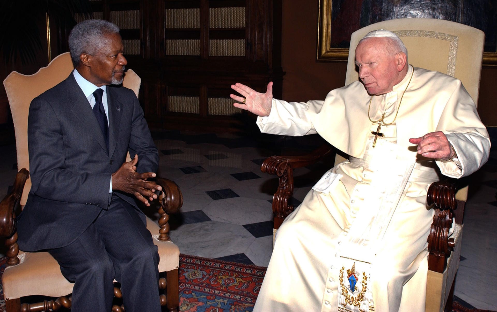 Im Zuge der Irak-Krise von 2003 traf sich Kofi Annan mit dem damaligen Papst Johannes Paul II. Das Foto zeigt Annan mit dem Papst bei einer privaten Sitzung im Februar 2003 im Vatikan. Der Papst und Annan stimmten darin überein, dass die Vereinten Nationen unerlässlich für die Lösung der Irak-Krise seien.