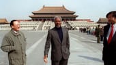 Im Juli 1997 präsentierte Annan einen Reformplan zur Erneuerung der Vereinten Nationen. "Wenn wir uns nicht ändern, könnten wir an Bedeutung verlieren", sagte Annan in einer Rede. Hier ist er am ersten April des Jahres in China in der "Verbotenen Stadt" zu sehen. Anna befand sich auf einer Reise in Länder aller permanenten Mitglieder des UN-Sicherheitsrats.