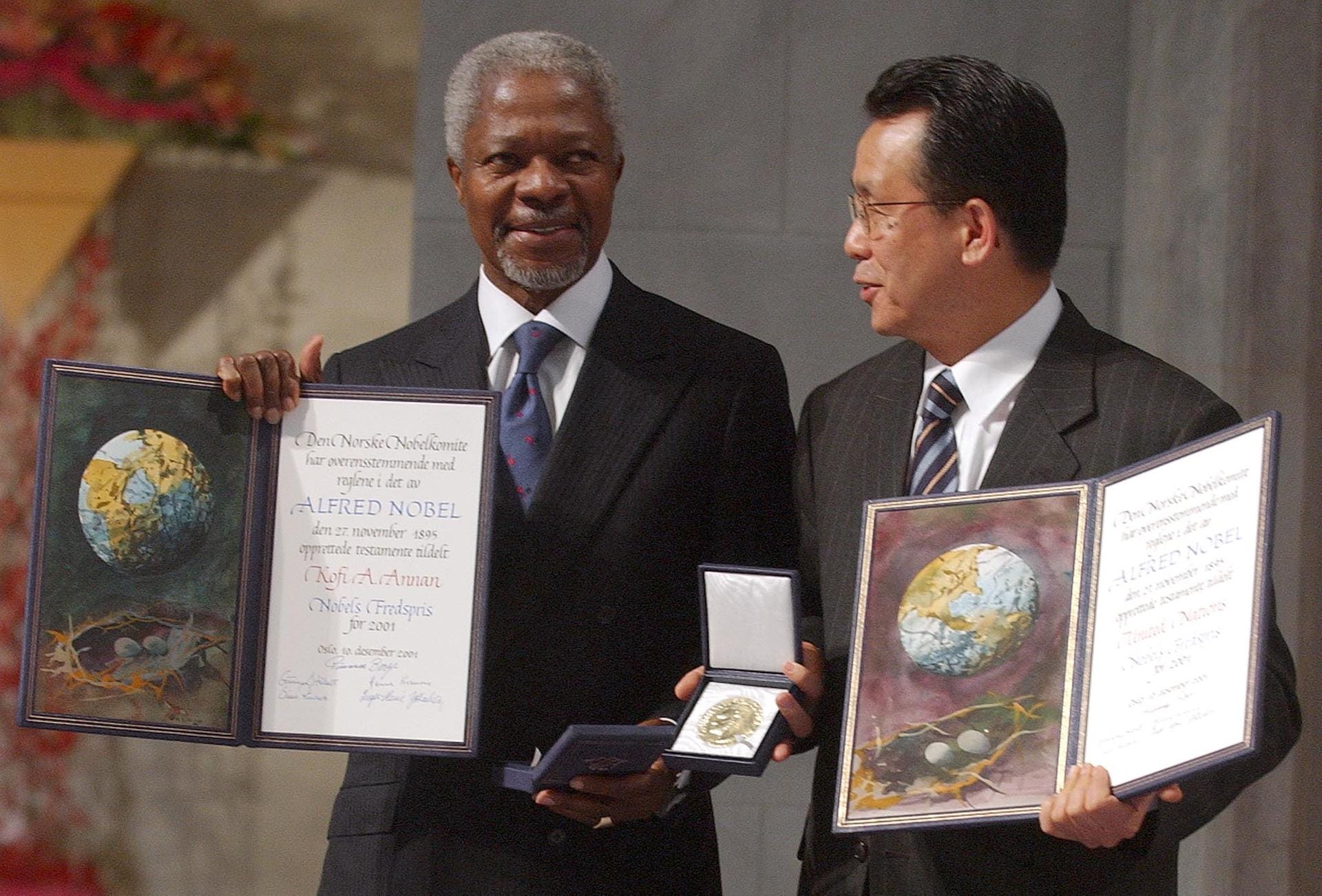 Für seine Bemühungen erhielt Annan am 10. Dezember 2001 den Friedensnobelpreis. Das Foto zeigt Annan bei der Verleihung in Oslo zusammen mit Han Seung Soo, den damaligen Präsidenten der 56. Sitzung der Generalversammlung der Vereinten Nationen.