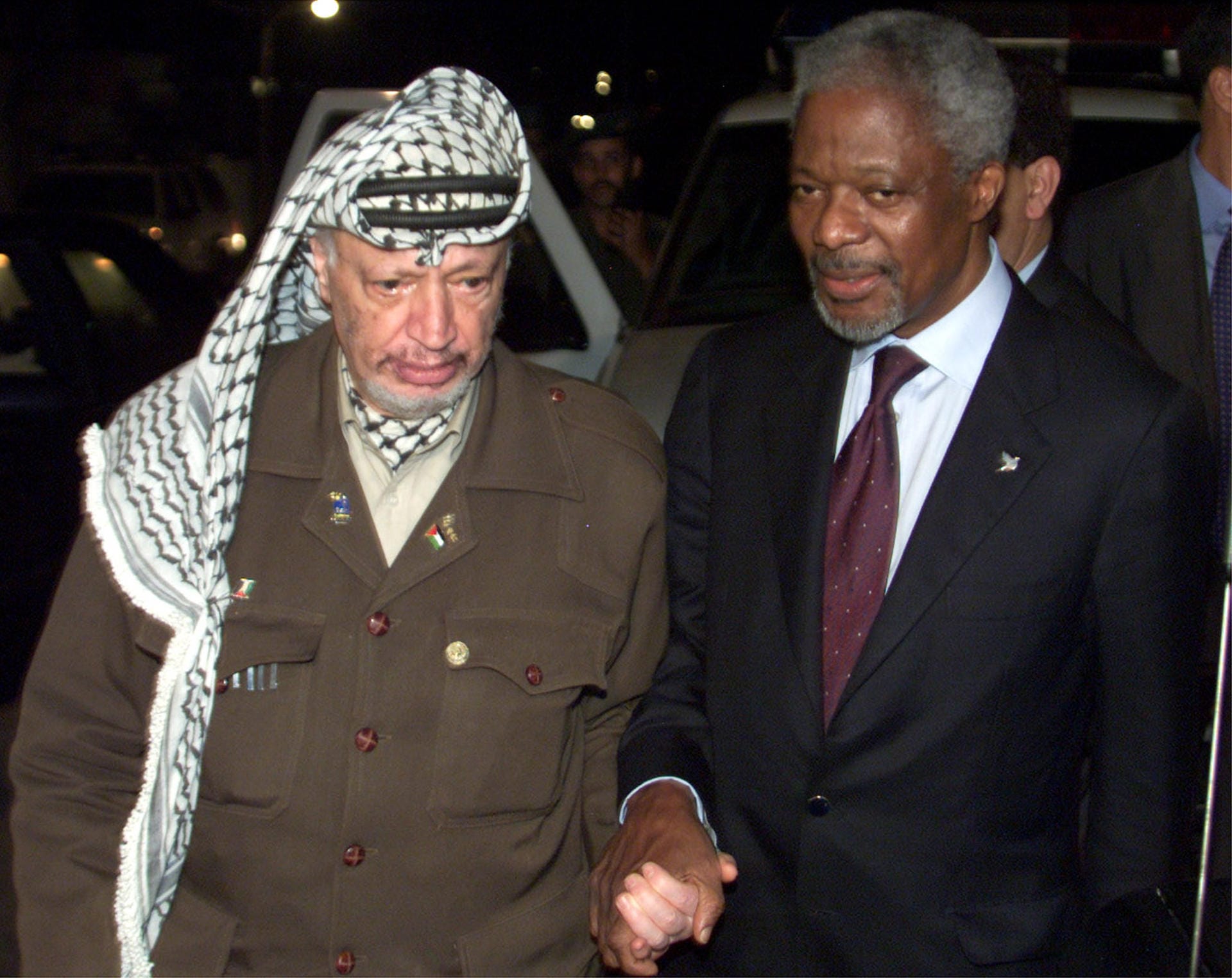 Mit seiner Reform wollte Anna die sozialen und ökonomischen Arbeiten der Vereinten Nationen sowie die Beachtung der Menschenrechte stärken. Das Bild zeigt Annan im Oktober 2000 mit dem ehemaligen Palästinenser-Präsidenten Jassir Arafat. Annan versuchte zwischen Israelis und Palästinenser zu vermitteln, nachdem es durch Gewalttaten auf beiden Seiten zu Toten kam.